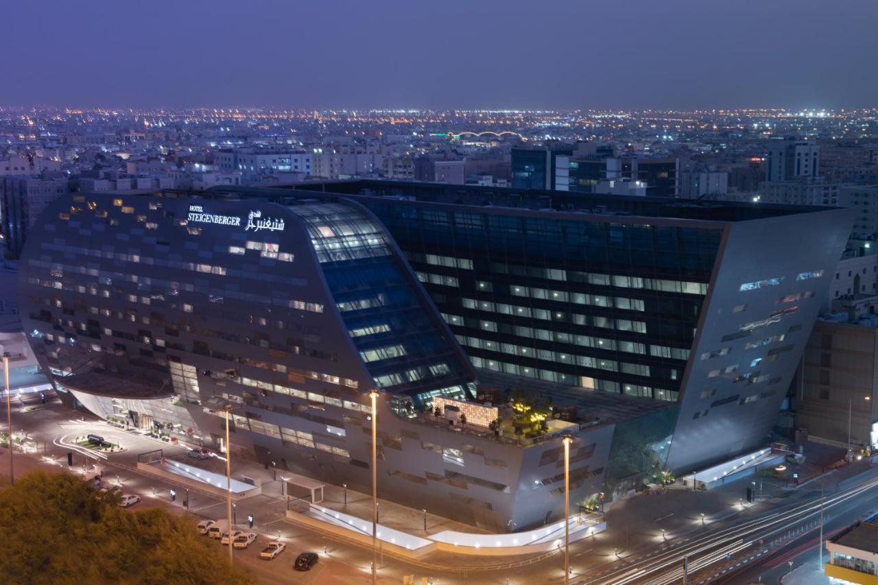 Steigenberger Residence Doha Exterior foto The hospital at night